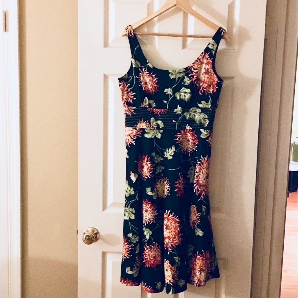 Floral Dress. Size 6/8 New. Lined.